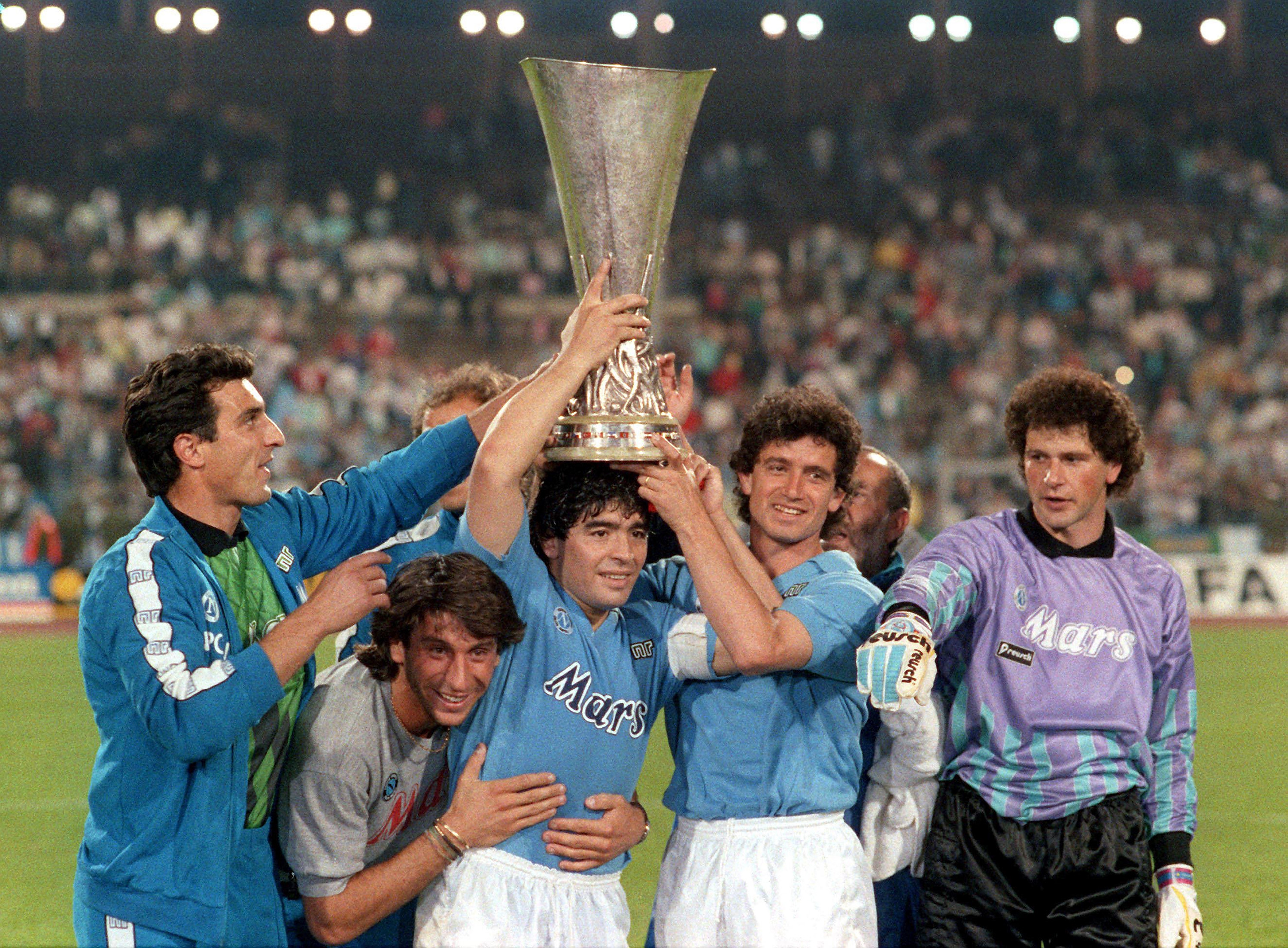 Maradona and teammates celebrate the UEFA Cup win in 1989 (© Alessandro Sabattini/Getty Images)