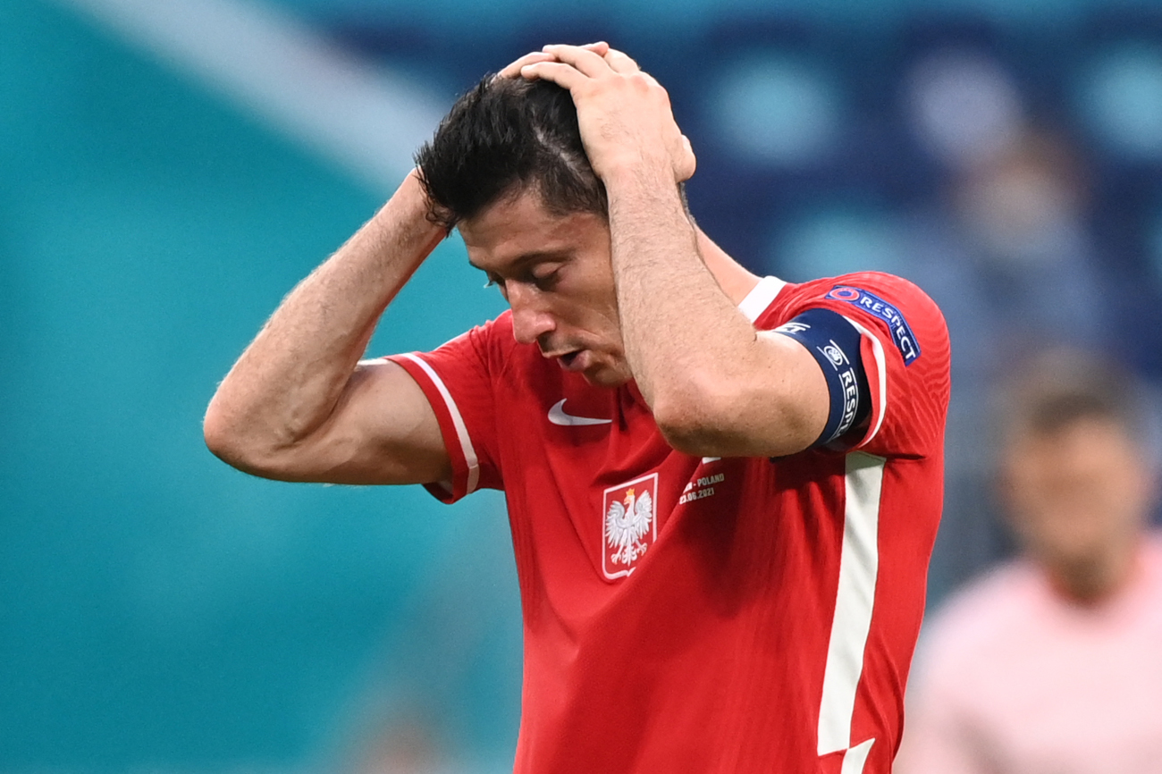 Robert Lewandowski's Poland are down and out (©AFP)
