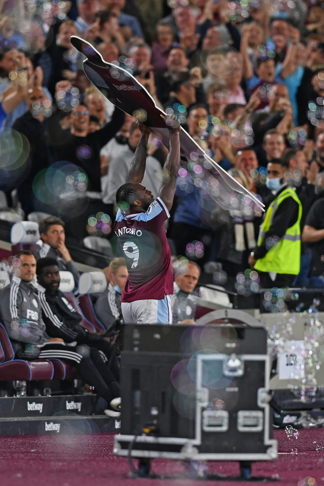 Dancing with himself (©AFP)