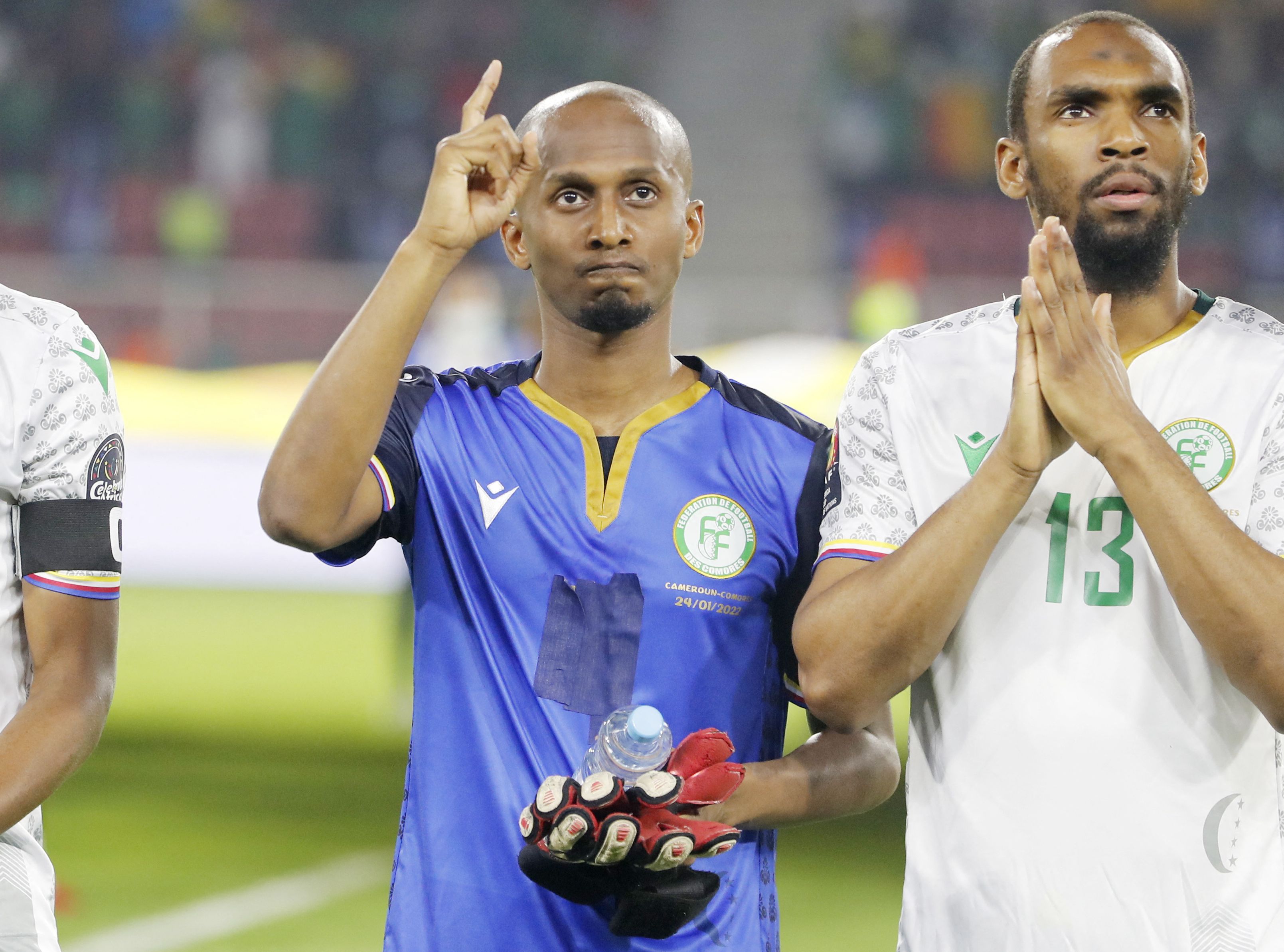 Chaker Alhadhur who is a defender plays in goal as their goalkeepers did not make the match squad due to coronavirus disease (©REUTERS/Mohamed Abd El Ghany)