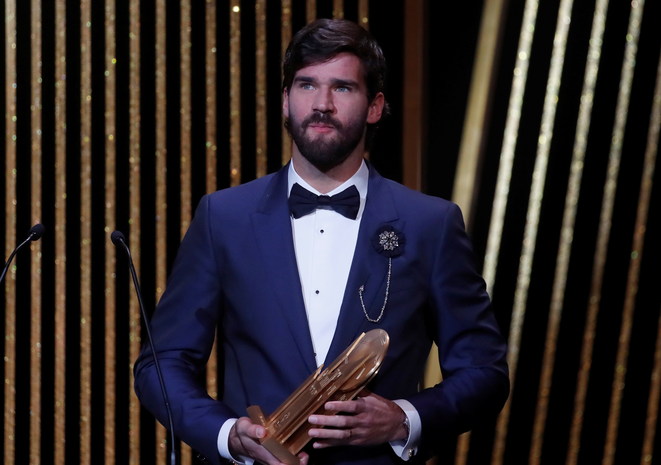 Alisson Becker with the Yachine Trophy in 2019 (©Reuters)