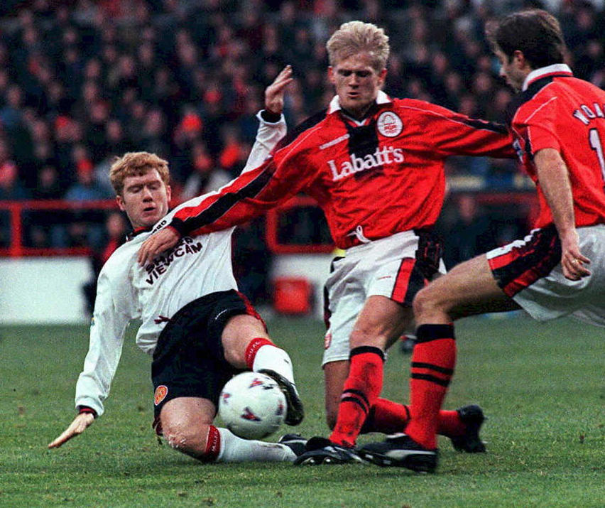 Alf Inge Haaland tackled by Manchester United's Paul Scholes in 1996 (©AFP) 