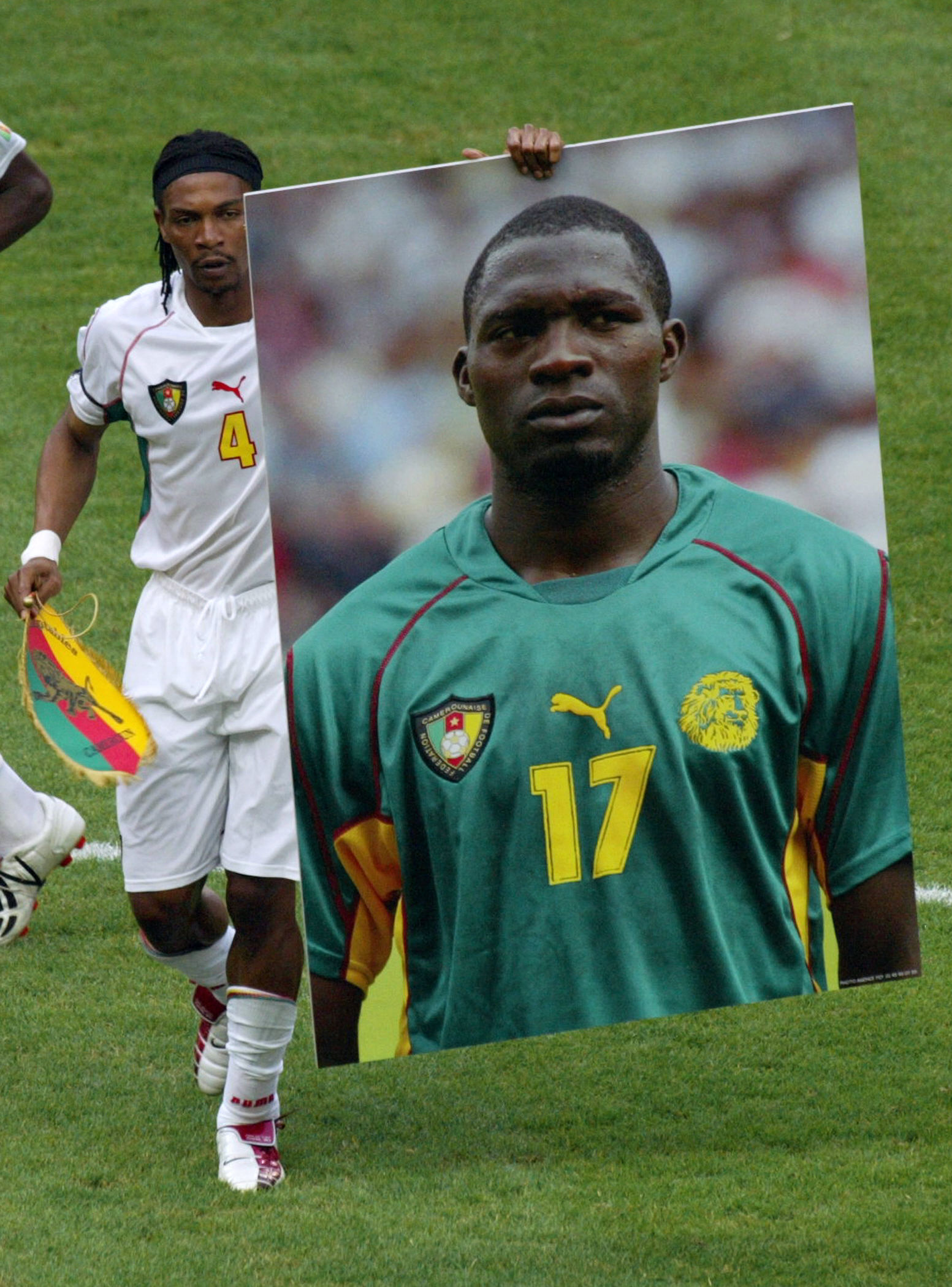 Cameroon captain Rigobert Song holding Foe's photo before the final against France in 2003 (©AFP)