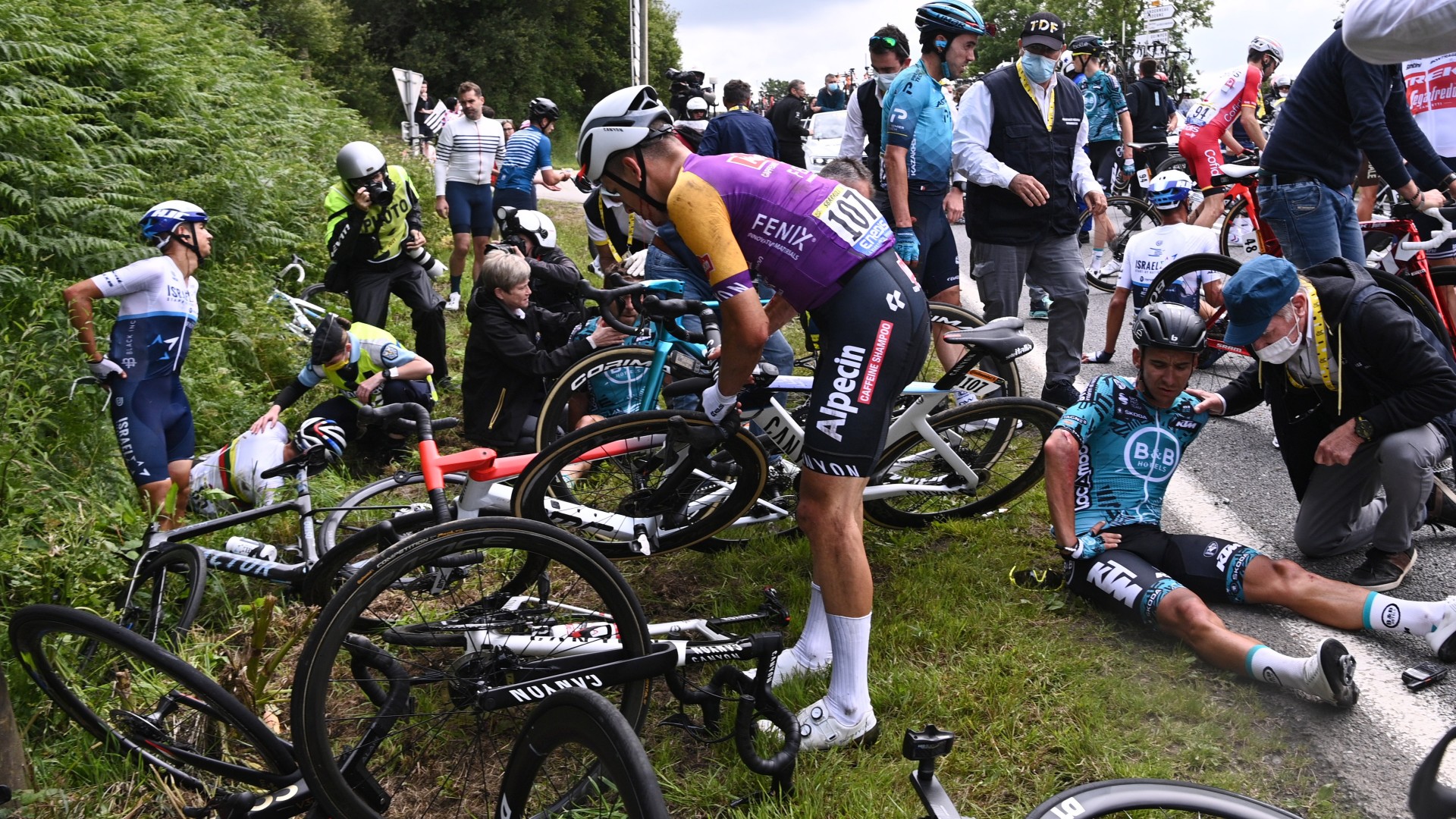 A massive fall (©REUTERS/Anne-Christine Poujoulat)