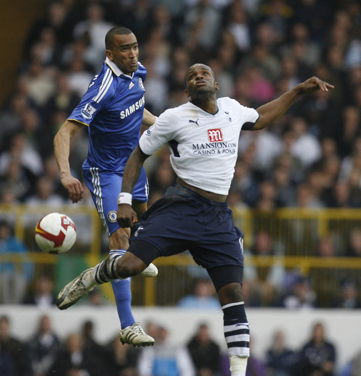 Darren Bent in a Tottenham shirt in 2009 (©AFP)