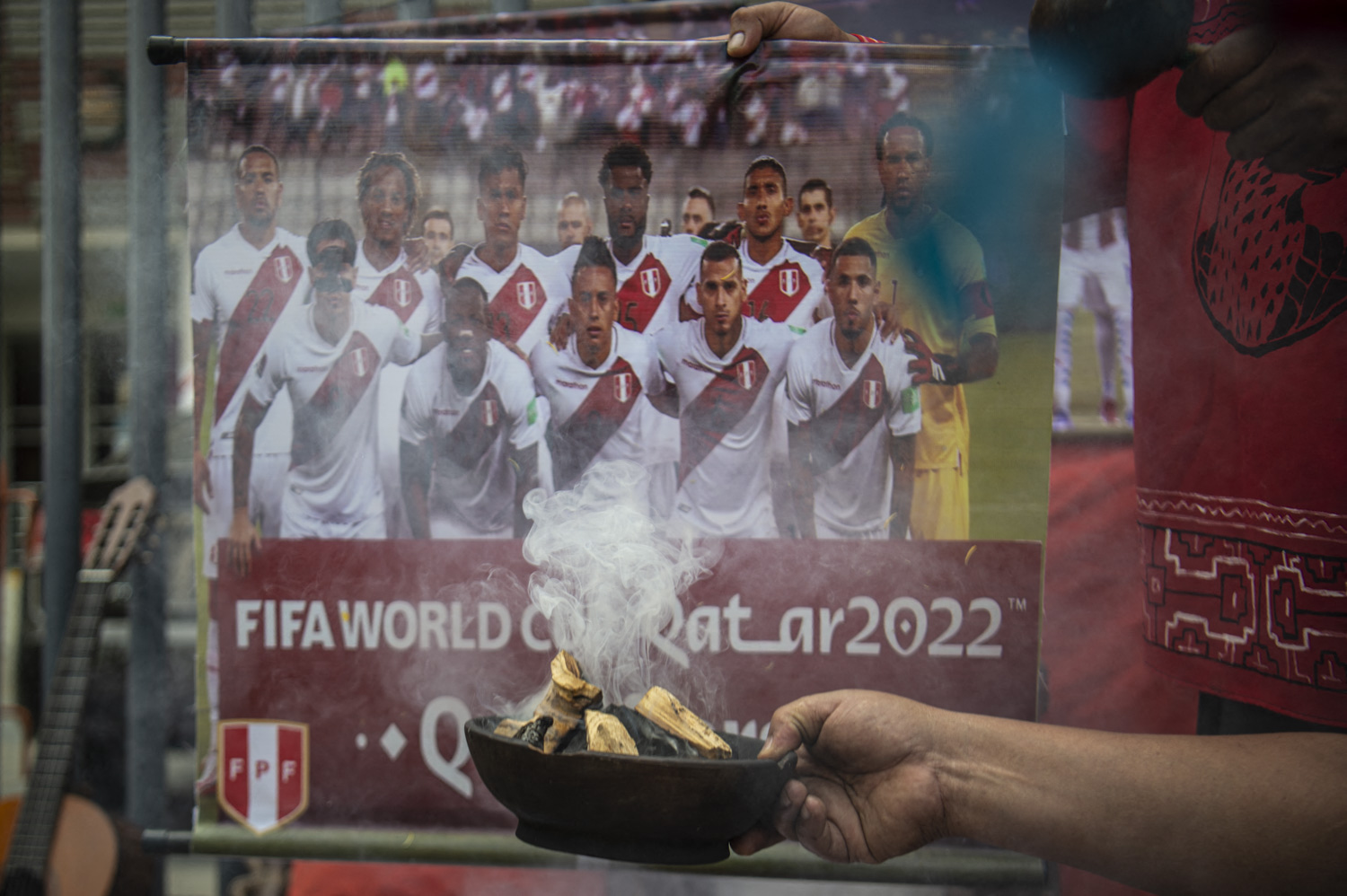 A Peruvian shaman performs a ritual of predictions in Lima on March 28, 2022, ahead of the FIFA World Cup Qatar 2022 South American qualifier match against Paraguay (©ERNESTO BENAVIDES/AFP)