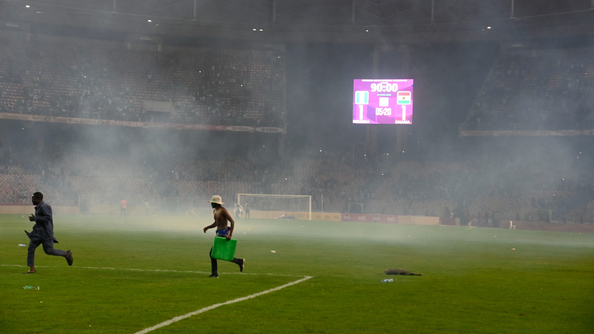 Angry football fans invade the pitch as violence broke-out following Ghana's defeat over Nigeria (©PIUS UTOMI EKPEI/AFP)