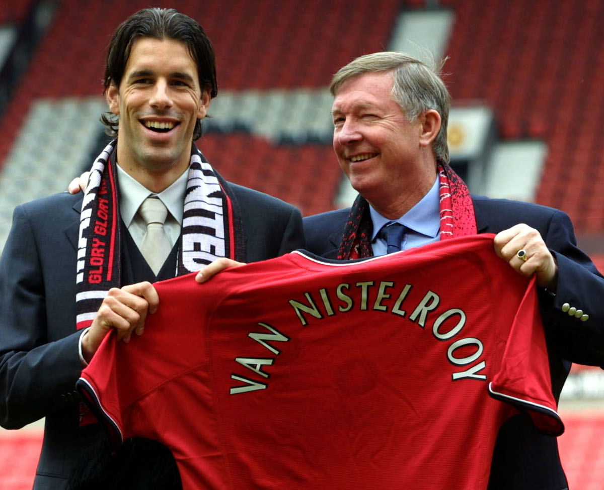 Van Nistelrooy with Sir Alex Ferguson in 2001 (©AFP)