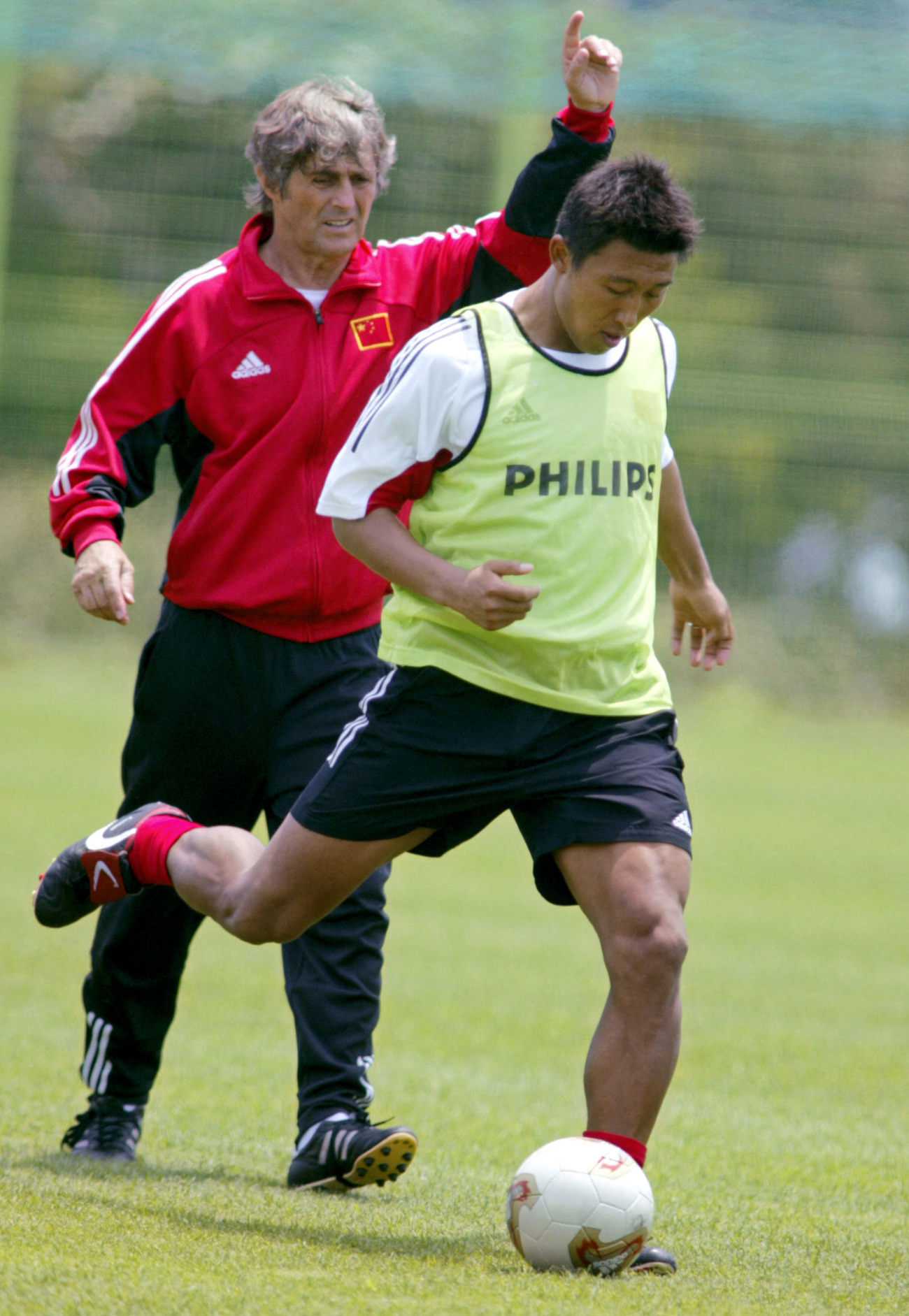 Zhang with the China national team coach Bora Milutinovic in 2002 (©AFP)