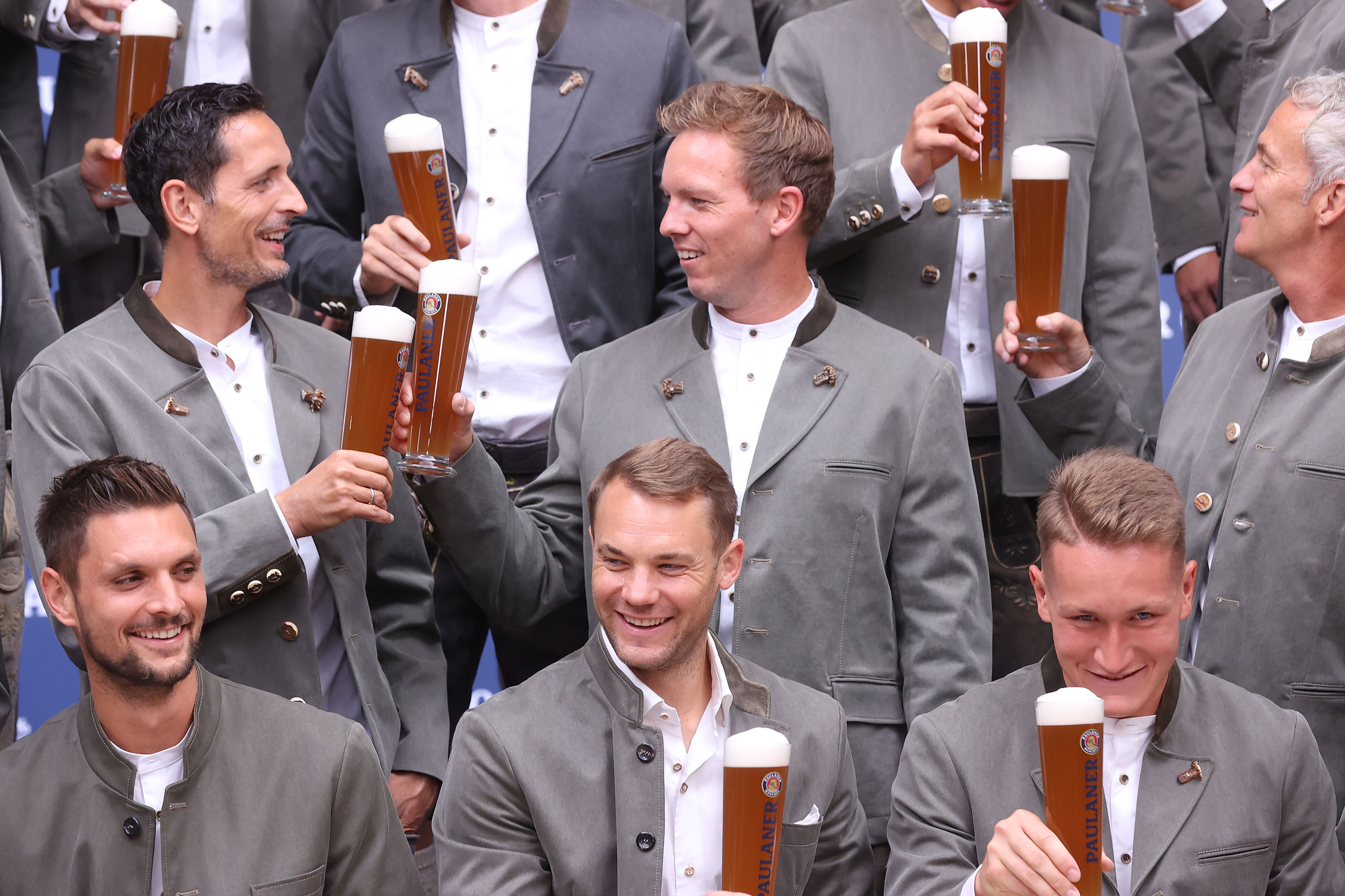 He's not only here for the beer... Nagelsmann enjoys with his players (©Alexander Hassenstein/Getty Images for Paulaner)