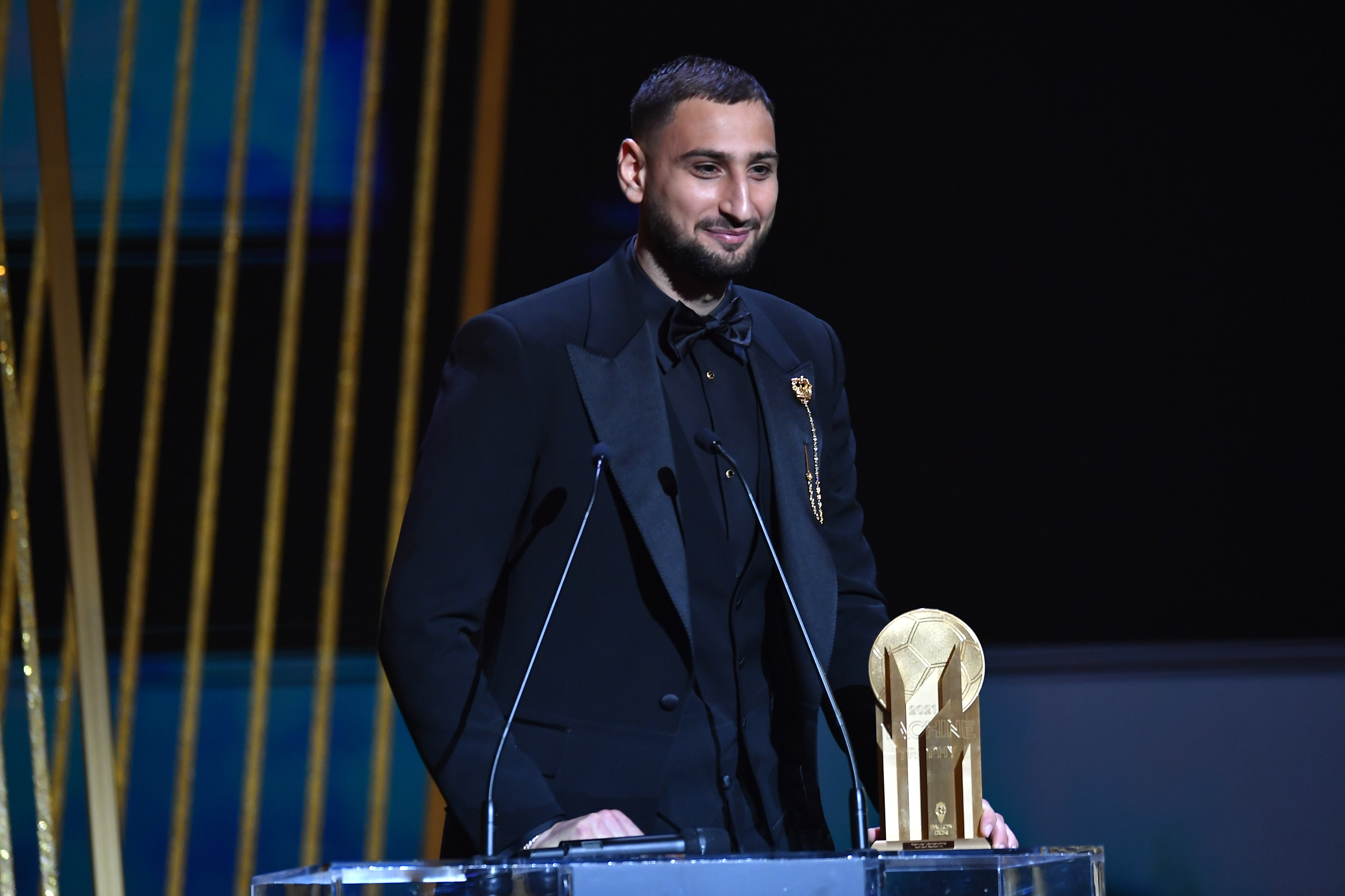 Donnarumma with the trophy (©Aurelien Meunier/Getty Images)
