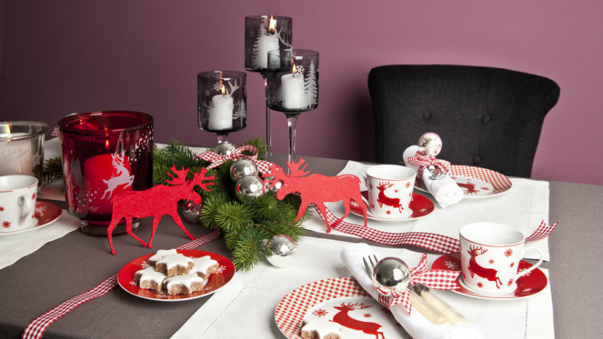 Tischdekoration Weihnachten mit rotem Rentier