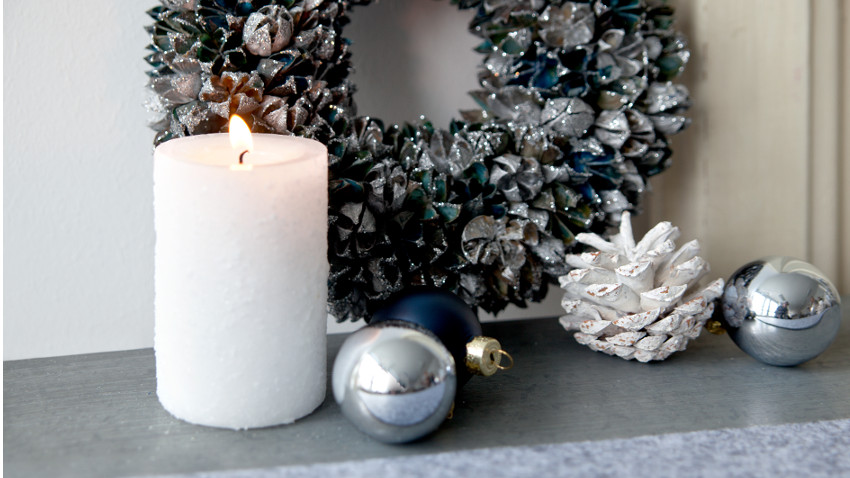 Weihnachtsdeko weiß silber mit Kerze