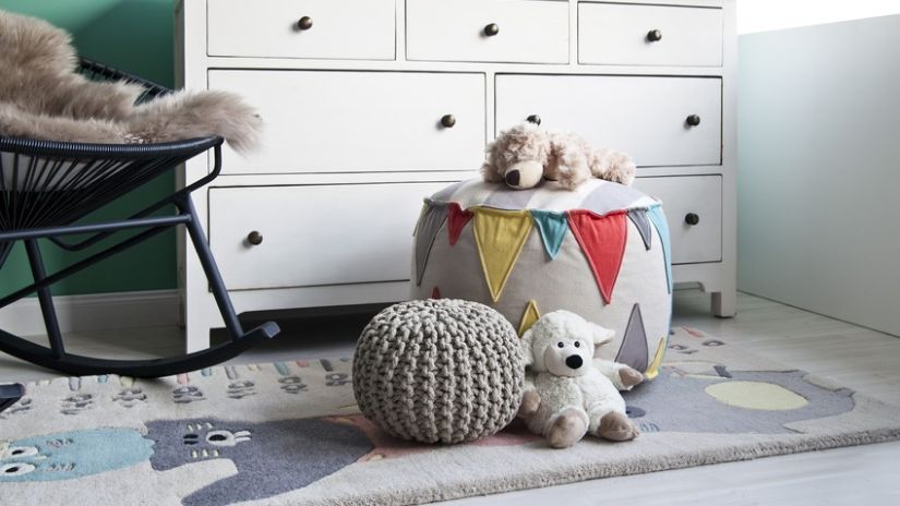 Kinderkleiderschrank aus weißen Holz