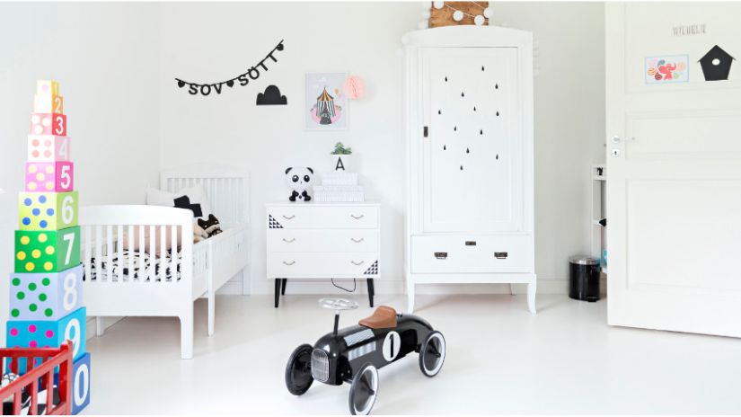 weißer Kinderkleiderschrank im Spielzimmer der Kinder