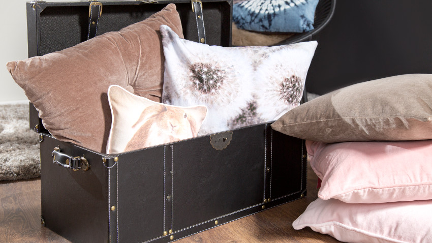 Kissenbox in Schwarz mit Kissen im Wohnzimmer