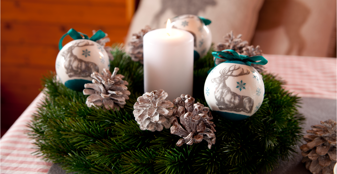 Adventskranz mit blauen Kugeln