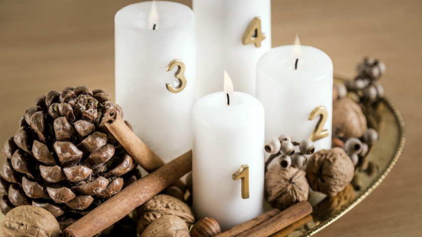 Adventskranz aus weißen Kerzen