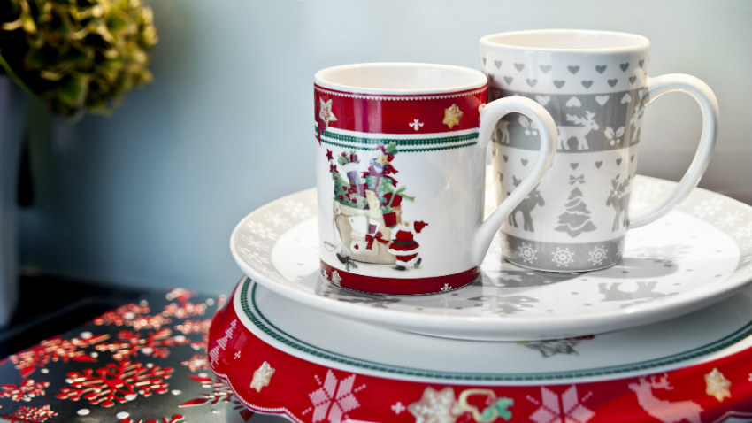 Glühweinbecher und Weihnachtsteller