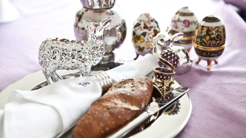 Osterbrot auf Tisch mit Osterdeko