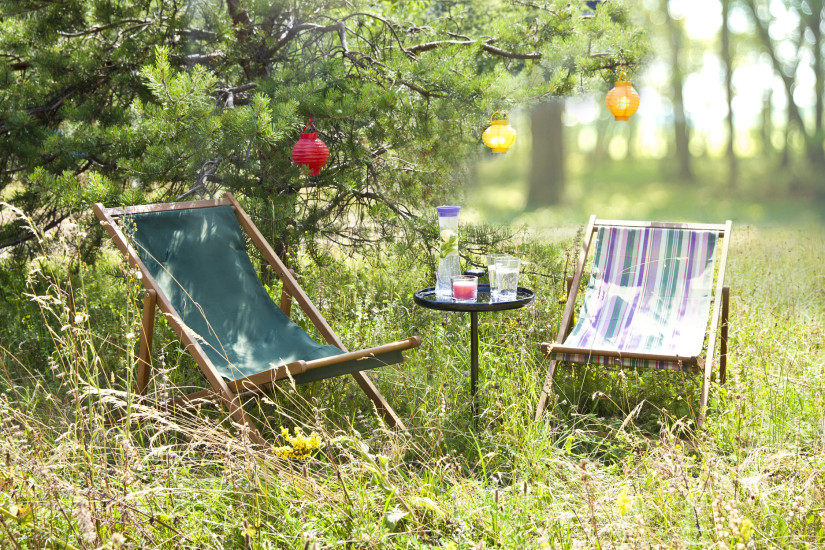 Garten Beistelltisch mit Liegestühlen