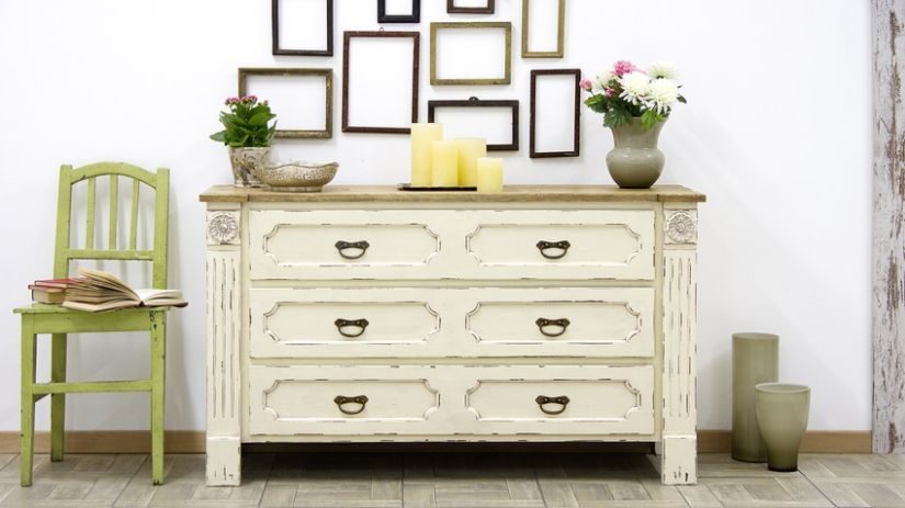Beiges Sideboard in einem Wohnzimmer