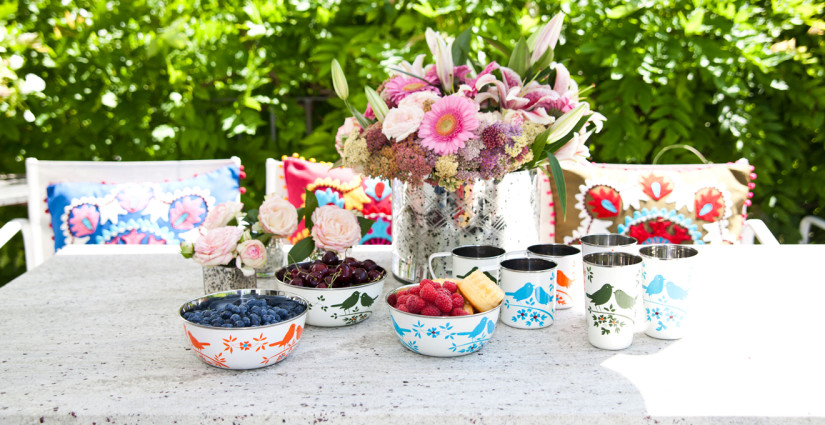 Gartenparty Deko mit Blumenarrangements