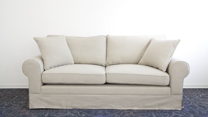 Beige Kissen auf ein Sofa