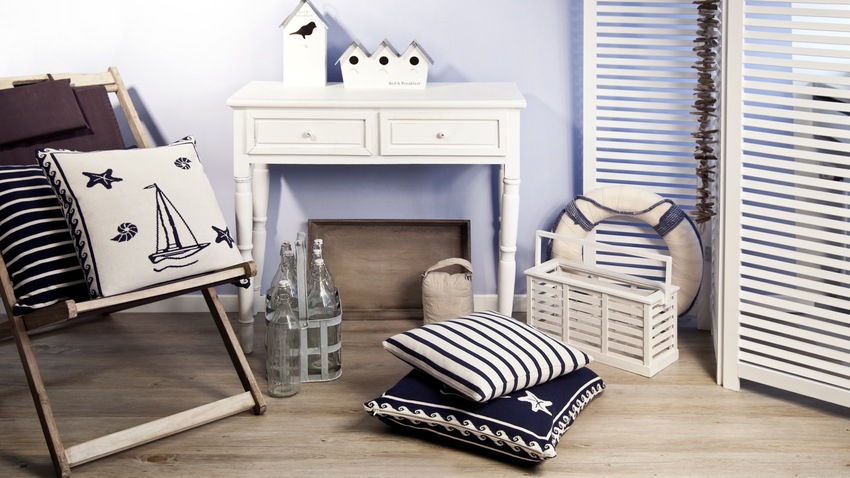 Klappbarer Strandstuhl in einem maritimen Beachhouse