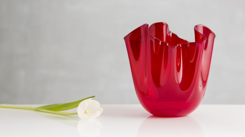 Rote Vase aus Glas