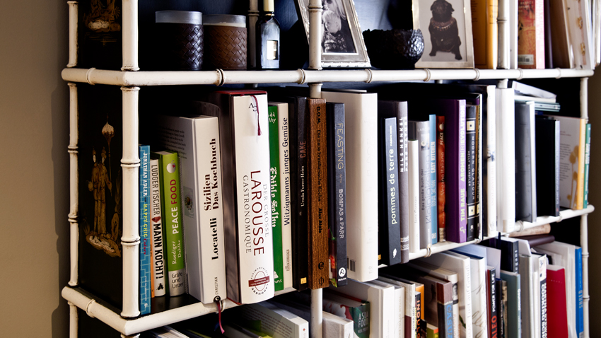 Computerschrank mit Bücherregal