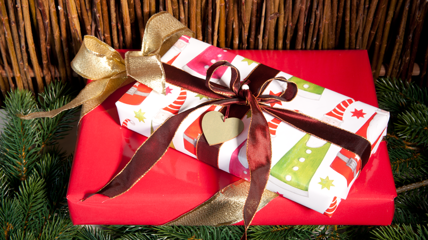 rote und bunte Weihnachtsgeschenke