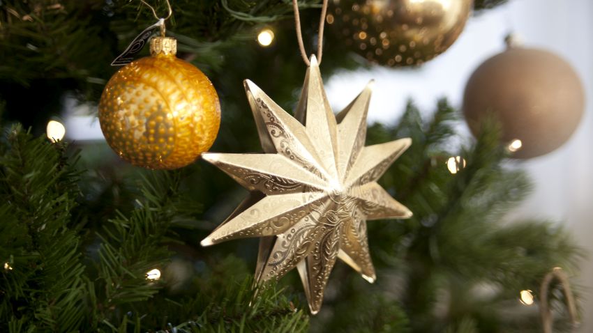 Weihnachtsbaum mit Goldschmuck und Stern