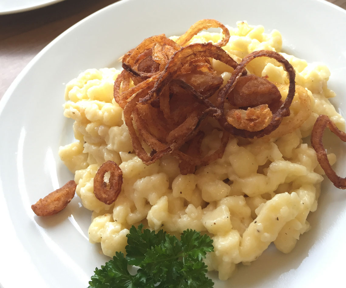 Rezept für Käsespätzle mit selbstgemachten Röstzwiebeln