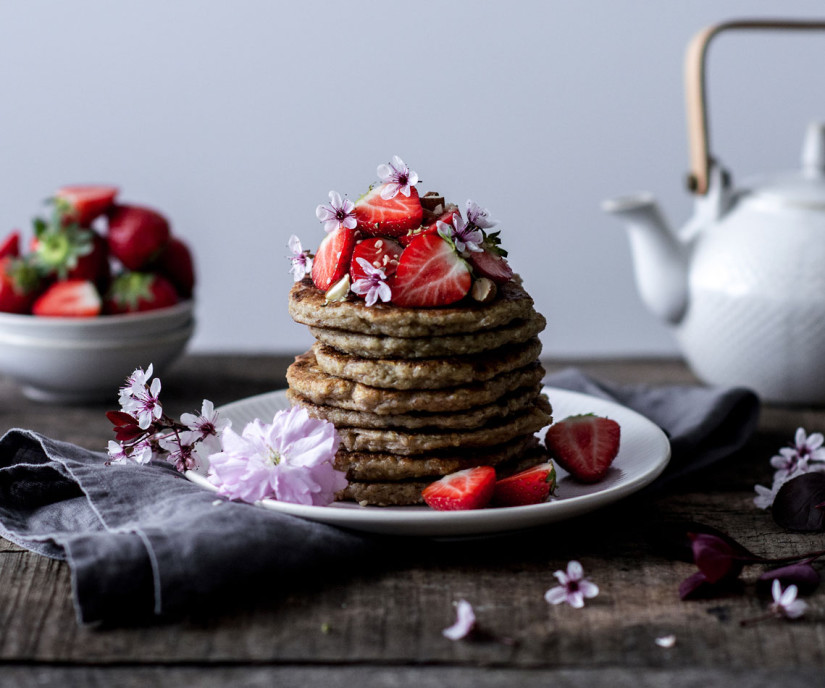 Rezept für Oat Pancakes mit Bananen, Erdbeeren & Mandeln