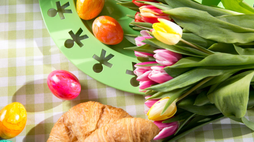 Decoración de pascua con flores