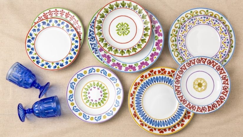 platos de porcelana de colores