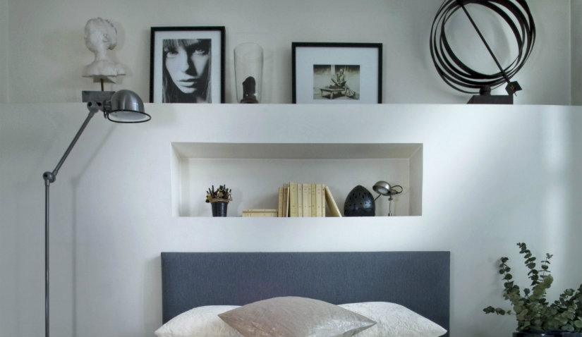 dormitorio minimalista con escultura