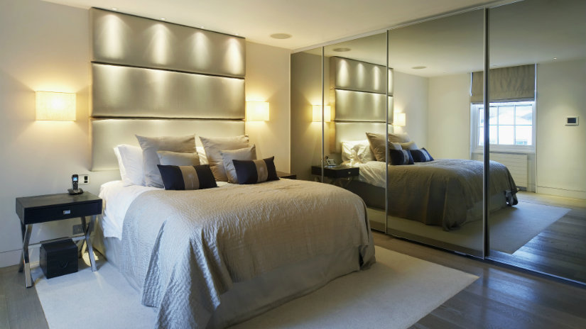 dormitorio minimalista con espejo