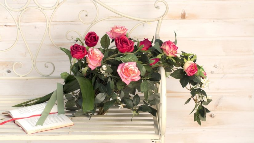 patio con flores artificiales