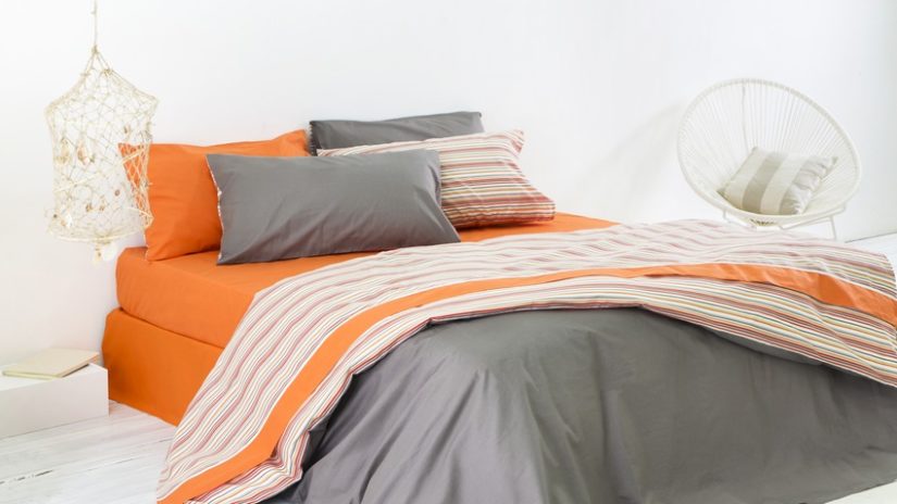 dormitorio en gris y naranja