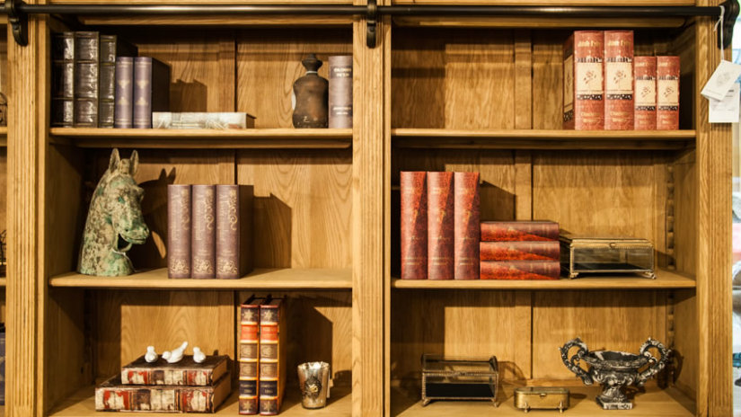 salones clásicos estantería de madera
