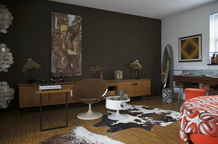pared marrón y decoración étnica