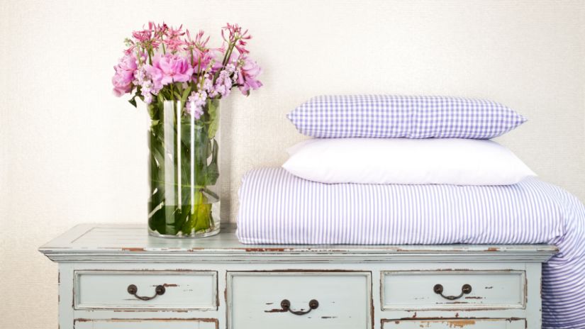 Commode et couette dans une chambre à coucher