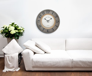 horloge murale Horloge murale grise et canapé blanc