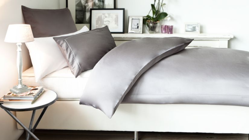 Lit et parure de lit dans une chambre à coucher