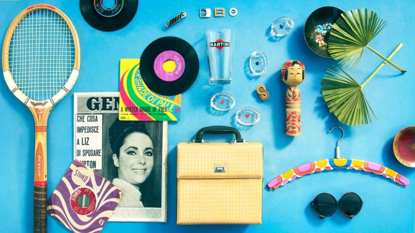 Déco murale vintage sur un mur bleu