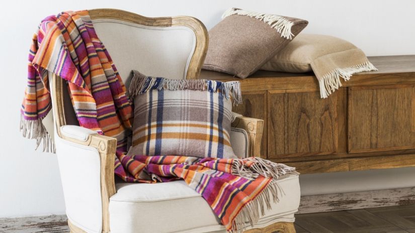 Fauteuil à oreilles de style bergère