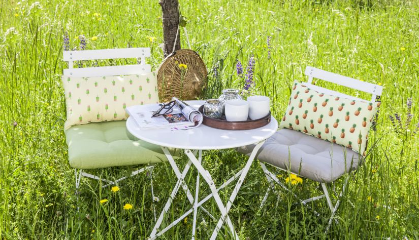 Chaises pliantes blanches en fer