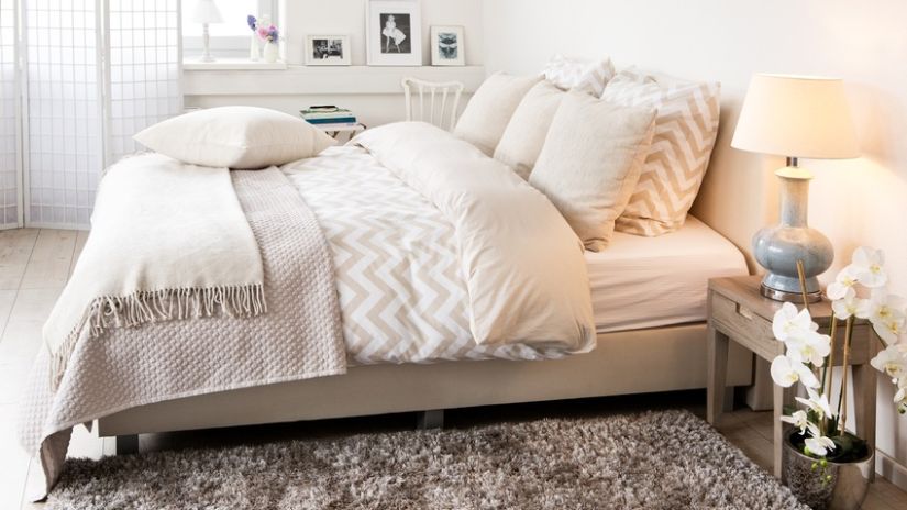 Couvre-lit de couleur beige